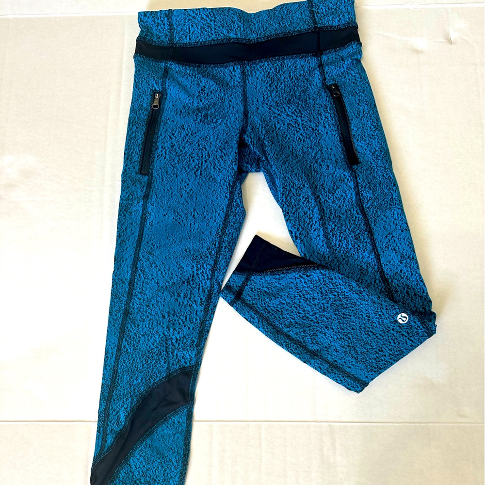 Lululemon Size 4 black/turquoise Inspire Tight, zipper front pocket leggings